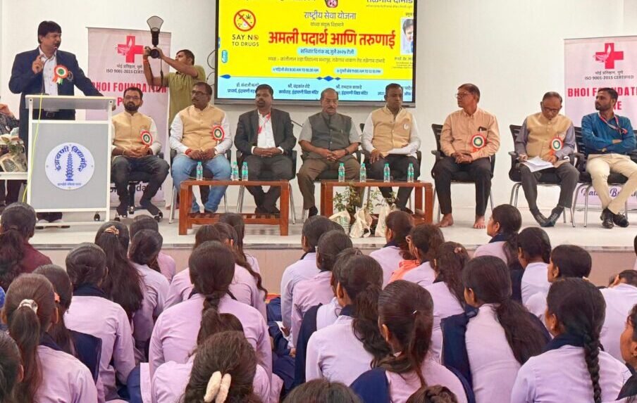 रोटरी क्लब ऑफ गोल्डन तळेगाव दाभाडे आणि इंद्रायणी महाविद्यालय यांच्या संयुक्त विद्यमाने आयोजित अमली पदार्थ विरोधी व्याख्यानात मार्गदर्शन करताना समुपदेशक प्रा. डॉ.मिलिंद भोई. स्थळ -इंद्रायणी महाविद्यालय ,तळेगाव दाभाडे, पुणे