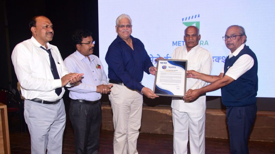 साहित्यरत्न लोकशाहीर अण्णाभाऊ साठे रंगमंदिर ( येरवडा) ः माजी सहाय्यक पोलीस आयुक्त यांना मानपत्र देताना ( डावीकडून) राजकुमार गायकवाड, संजय सोमवंशी, प्रसाद हसबनीस, सोमनाथ नजन व सुदाम विश्वे .