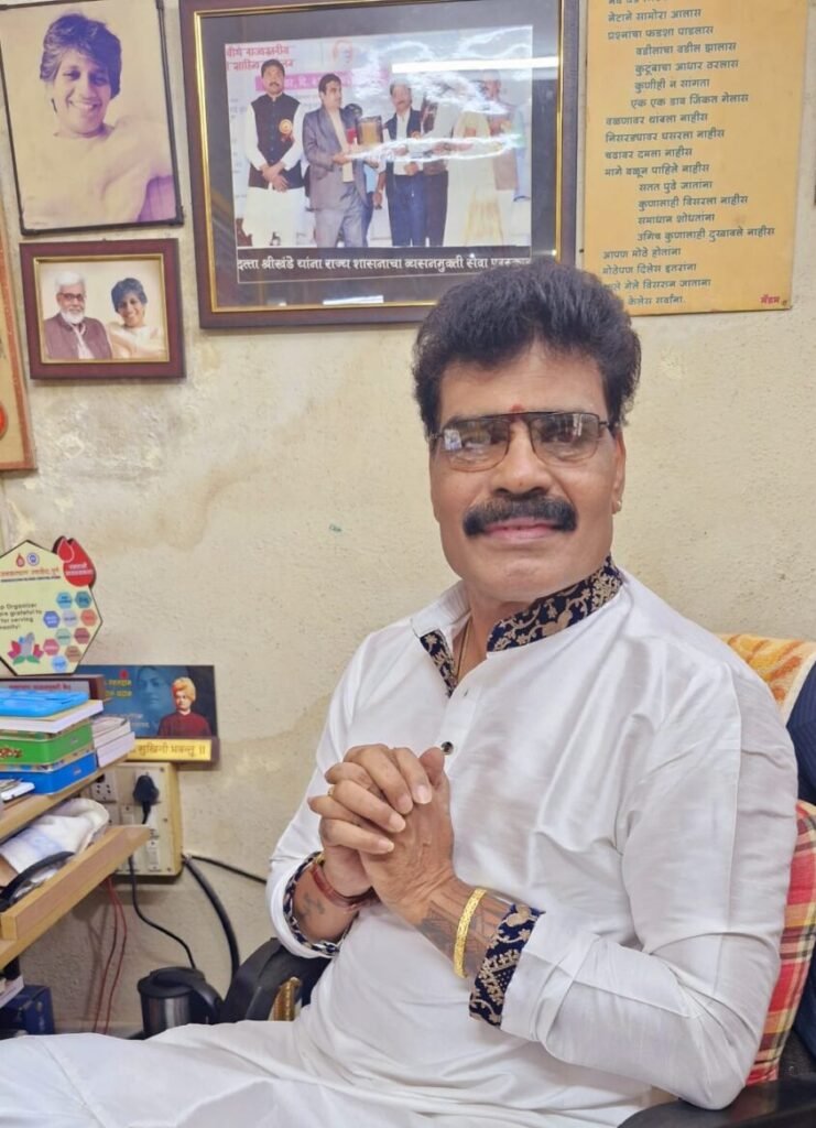 साहित्यरत्न लोकशाहीर अण्णाभाऊ साठे रंगमंदिर ( येरवडा) ः दत्ता श्रीखंडे यांना मानपत्र देताना दीपक सावंत ( डावीकडून) दत्ता श्रीखंडे , दीपक सावंत