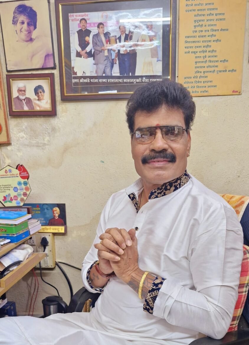 साहित्यरत्न लोकशाहीर अण्णाभाऊ साठे रंगमंदिर ( येरवडा) ः दत्ता श्रीखंडे यांना मानपत्र देताना दीपक सावंत ( डावीकडून) दत्ता श्रीखंडे , दीपक सावंत