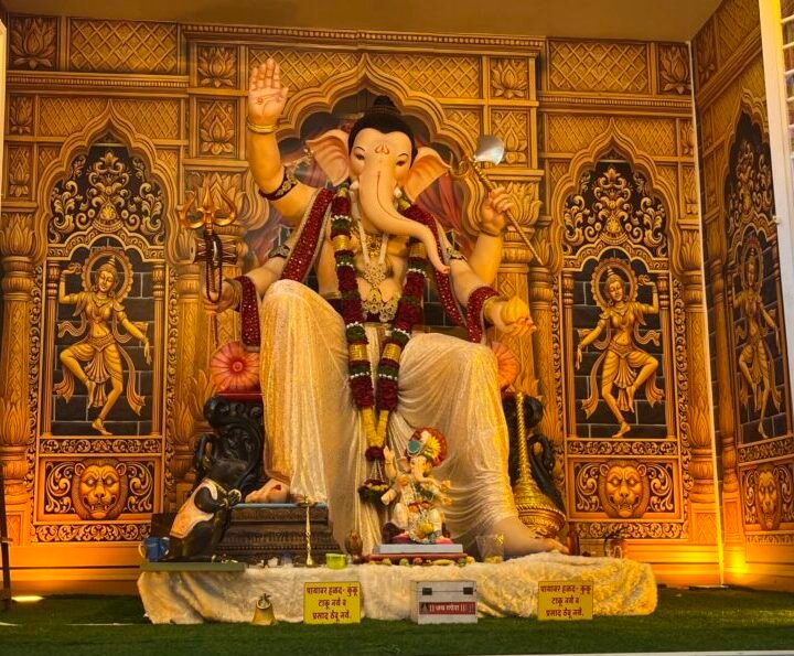 येरवडा : सैनिकनगर येथील अष्टविनायक मित्र मंडळाचा गणपती , मंडळाचे अध्यक्ष राहुल जाधव आहेत