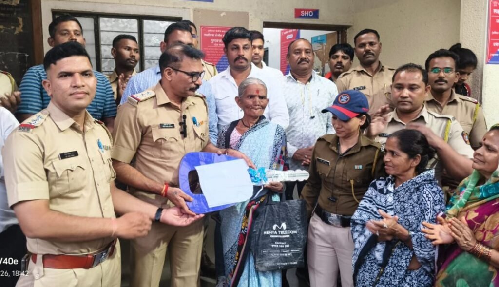 येरवडा : लक्ष्मीनगर पोलीस ठाण्यात शांताबाई भोसले याना घराची चावी देताना ( डावीकडून ) मिथुन सावंत , रवींद्र कदम, शांताबाई भोसले आणि पोलीस कर्मचारी