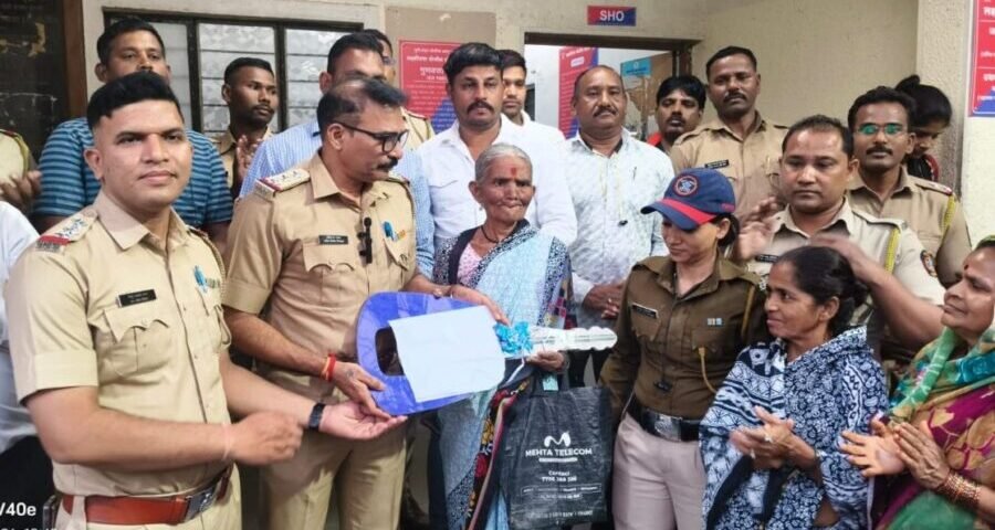 येरवडा : लक्ष्मीनगर पोलीस ठाण्यात शांताबाई भोसले याना घराची चावी देताना ( डावीकडून ) मिथुन सावंत , रवींद्र कदम, शांताबाई भोसले आणि पोलीस कर्मचारी